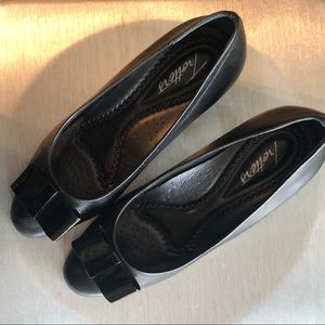 Trotters Jillian Pump 7W Black Leather/Patent Bow